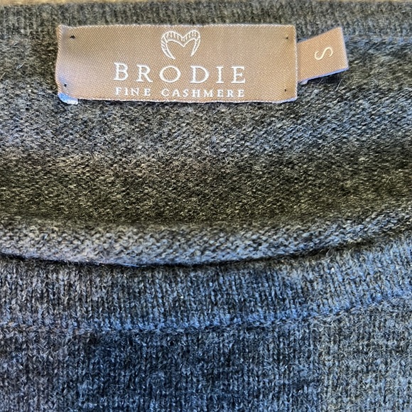 Ladies Brodie Fine Cashmere Grey Sweater with Lips. Size Small - Picture 6 of 6